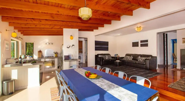 Waterfront Bach - Raglan Bach, Buchen Sie Hotel Raglan Waikato