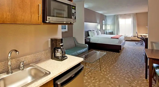 Люкс Standard Holiday Inn Express Hotel and Suites Saint Robert by IHG