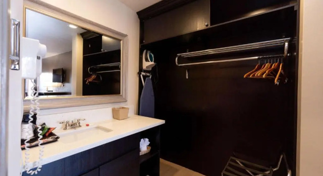 Четырёхместный номер Standard Super 8 by Wyndham Anaheim/Disneyland Drive