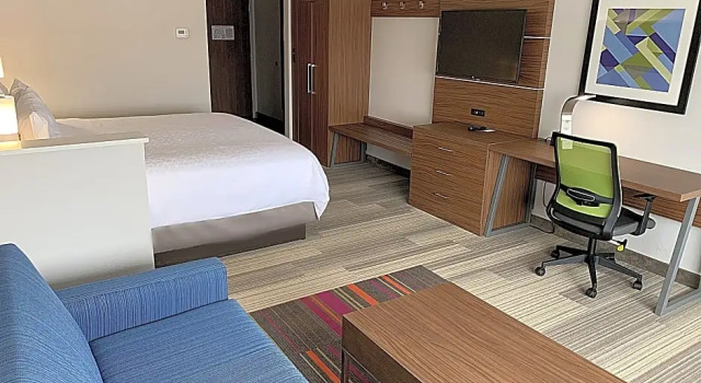 Люкс Standard Holiday Inn Express & Suites Moore by IHG