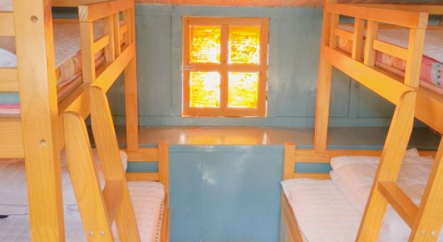 Кровать в общем номере (мужской номер) Third Ji International Youth Hostel