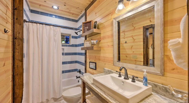 Коттедж Outdoor Paradise w/ Hot Tub, Firepit, BBQ & More!