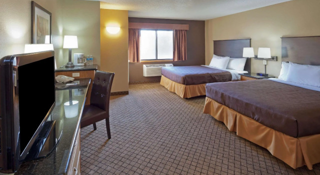 Четырёхместный номер Standard AmericInn by Wyndham Hartford WI