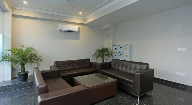 Capital O 17150 Hotel Silver Royal