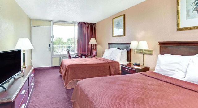 Четырёхместный номер Standard Howard Johnson by Wyndham Tropical Palms Kissimmee