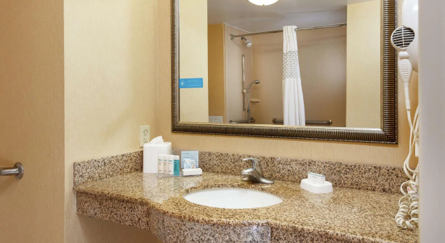 Четырёхместный номер Standard Hampton Inn & Suites Navarre