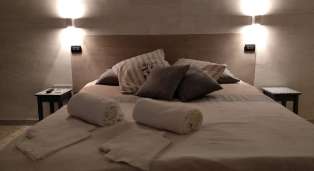 One Hundred Churches, Rezervasyon Otel Barletta Apulia