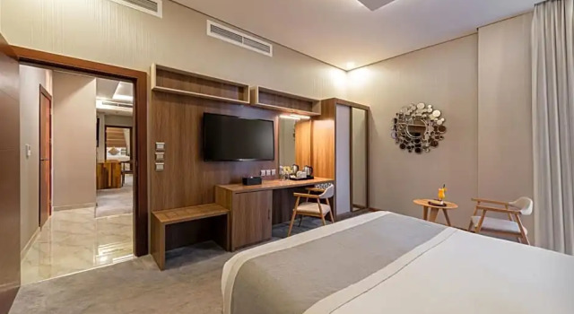 Люкс с 2 комнатами Crown Rose Al Sahafa Hotel