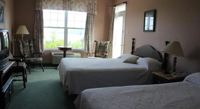 Четырёхместный номер Standard с балконом Lynwood Inn