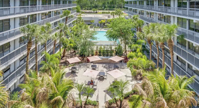 3 Mi to Disney World: Modern Studio
