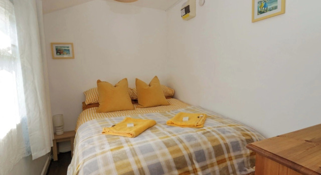 The Cosy Den, Book Feriehus Henryd Glamorgan