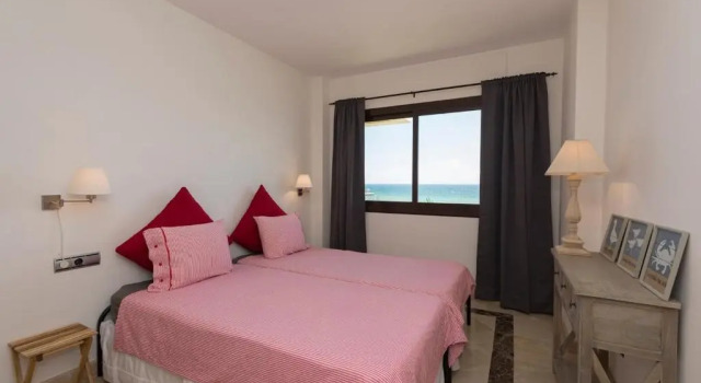 Puerto de la Duquesa Marina Castillo, Luxurious frontline beach 3 bedrooms MC334