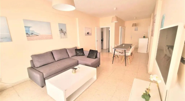 Апартаменты Comfy 2BR Apartment in the City Center, FREE PARKING and 3min walk to the beach!