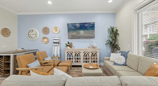 Escape to Sand Dollar Holler: Coastal Retreat, 3 Beds, 2.5 Baths, Sleeps 10!, Book Feriehus Hoteller i Lower Grand Lagoon med parkering, Parkering