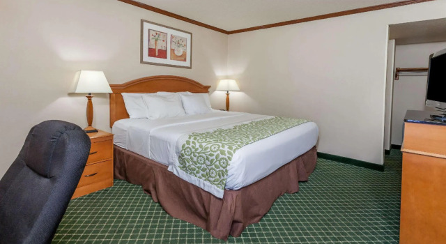 Двухместный люкс c 1 комнатой Days Inn & Suites by Wyndham Warren