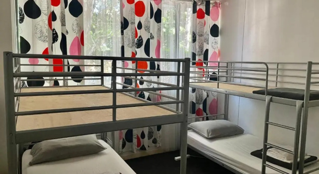 Кровать в общем номере Cambridge Lodge