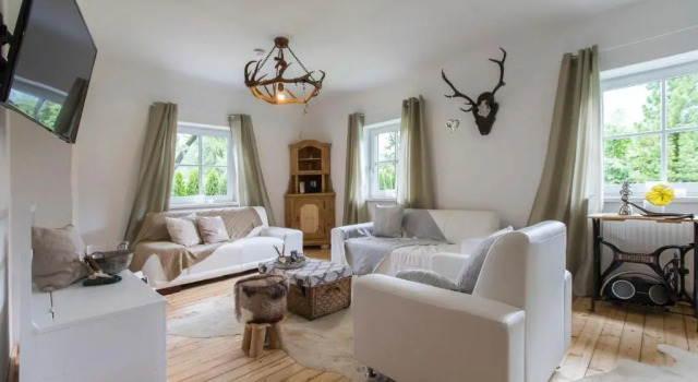 Forest Chalet, secluded location, 1,000 sqm garden, mountainview, panorama sauna, whirlpool, BBQ&bikes&sunbeds for free, up to 10 p, Забронировать Шале Отели Tennengau с парковкой, Парковка