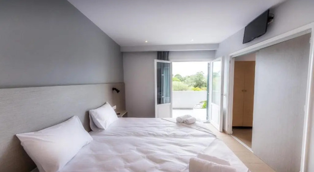 Четырёхместный номер Standard с балконом Nikos Villas - Poolside Getaways in Kavos, Corfu