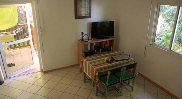 House with One Bedroom in Sainte-Clotilde, with Wonderful Mountain View, Enclosed Garden And Wifi - 30 Km From the Beach, Reserva ahora Hotel Sainte-Clotilde Saint-Denis, cerca de Trinity Park