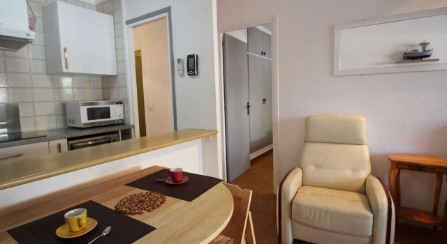 2 bedroom apartment within walking distance to the beach