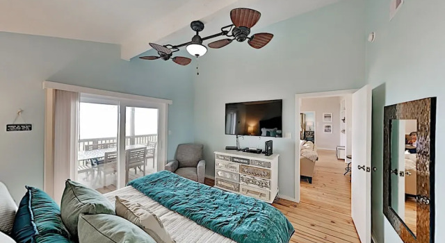 Coastal Winds: Beachfront Beauty - Steps To Sand 3 Bedroom Home