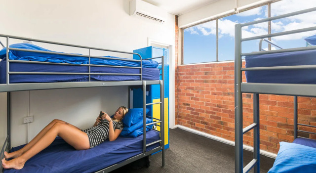 Кровать в общем номере Summer House Brisbane