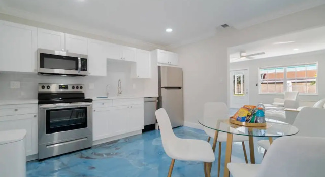 Апартаменты Beachy Blues Apt A, Downtown, Shops, Cafes & Beach, Dog Friendly