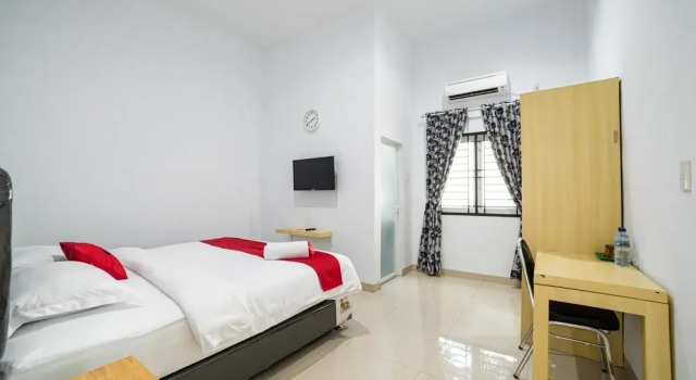 RedDoorz Plus near Thamrin Plaza Medan, Réserver Hôtel Medan Sumatra