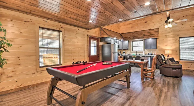 Коттедж c 1 комнатой с балконом Pigeon Forge Cabin w/ Hot Tub: 1 Mi to Parkway