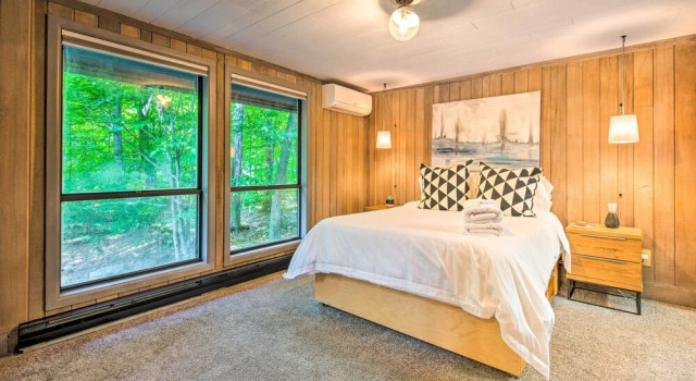 Pet-friendly Pocono Pines Rental w/ Hot Tub!, Buchen Sie Hotel  