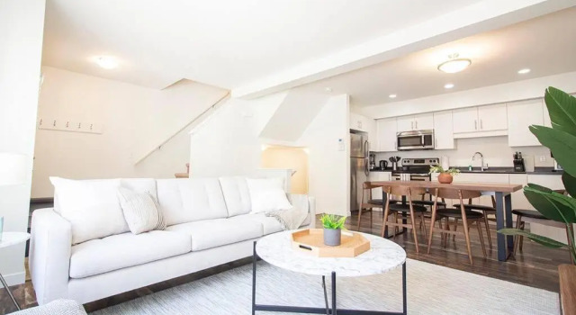 Коттедж Luxurious 3 Bedroom Townhouse Free Parking and Wifi