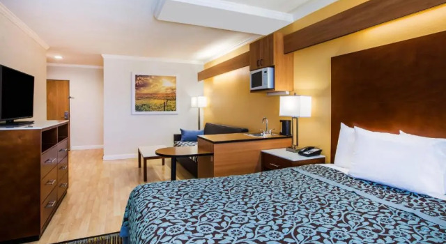 Люкс Days Inn & Suites by Wyndham Antioch