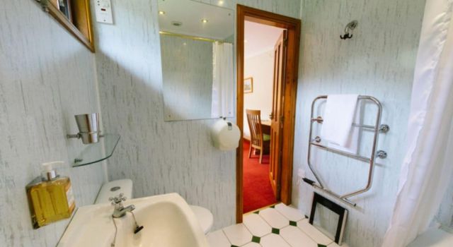The Buzzard Lodge 2 bedroom sleeps up to 4, Забронировать Дом для отпуска Отели Центральной Шотландии с парковкой, Парковка