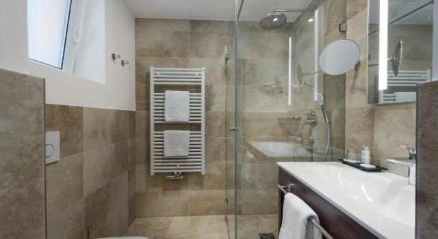 Двухместный номер с балконом Hotel Norica - Thermenhotels Gastein mit dem Bademantel direkt in die Therme