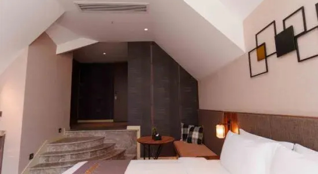 Люкс Homeinn Plus Hotel (Deyang Wuzhou Plaza Performing Arts Center)