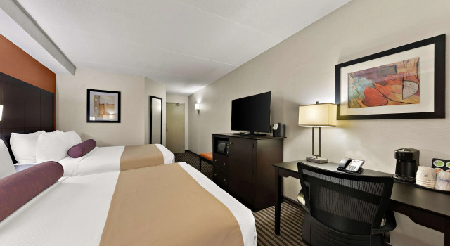 Четырёхместный номер Standard Best Western Plus Toronto North York Hotel & Suites