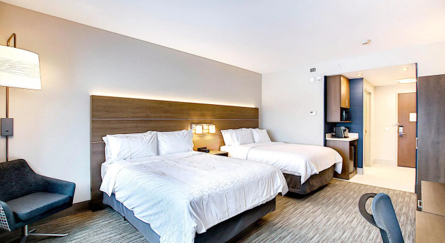 Четырёхместный номер Standard Holiday Inn Express & Suites - Calgary Airport Trail NE by IHG