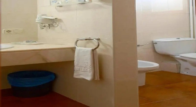 Четырёхместный номер Standard с балконом Hotel Guillem & Spa