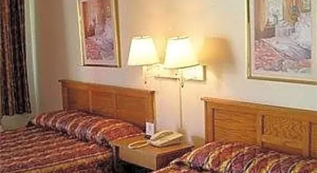 Четырёхместный номер Standard Red Carpet Inn Starke