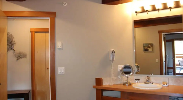 Safe Harbour Suite, Забронировать Отель Отели Уклуэлет 4 звезды, рядом с Huu-Mees-Ma-As Native Art Gallery, 4*