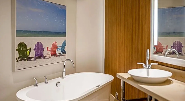 Четырёхместный номер Superior с балконом и с красивым видом из окна Riviera Resort Palm Springs