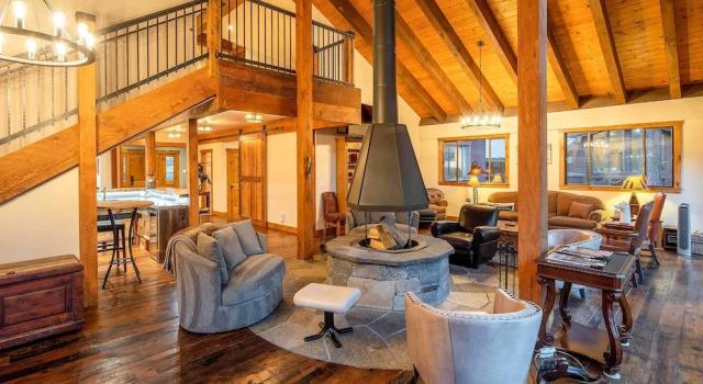 2 Blocks to Lake Tahoe! Group Gem w/ Hot Tub