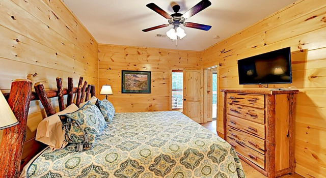 New Listing! Gorgeous W/ Mountain Views 3 Bedroom Cabin