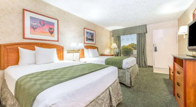 Четырёхместный номер Days Inn & Suites by Wyndham Albuquerque North