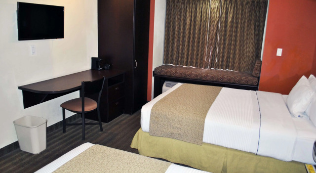 Microtel Inn & Suites by Wyndham Toluca, Rezerwuj Hotel Hotele w Toluca z parkingiem, Parking