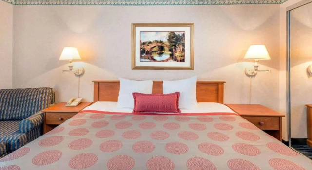 Трёхместный люкс c 1 комнатой Ramada by Wyndham Kent Seattle Area