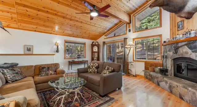 Wolf s Lair by Avantstay Swiss Chalet w Private Hot Tub Access to Northstar Resort Community, Забронировать Шале Траки Скво-Вэлли, рядом с Горнолыжный курорт Northstar