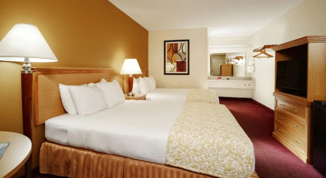 Четырёхместный номер Classic Whispering Hills Inn