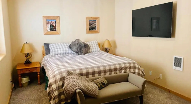 Adventure Awaits 3King Bed,2Bath Log Cabin in heart of Duck Creek Village!, Boek Hotel Hotels in Kane County met parkeren, Parkeren