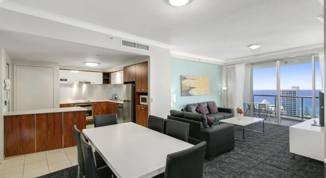 Апартаменты с 2 комнатами с балконом и с видом на океан Chevron Renaissance - HR Surfers Paradise